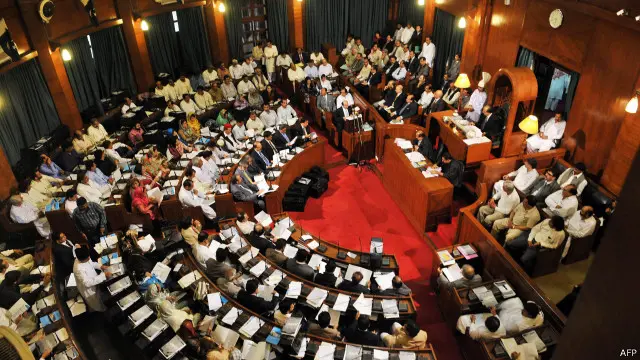 قرارداد میں کہا گیا تھا کہ 22 اگست کو پاکستان مخالف نعرے لگائے جانے اور لندن سے ایم کیو ایم کے بانی الطاف حسین کی متنازع اور اشتعال انگیز تقریر اور ملکی سالمیت پر حملے اور میڈیا ہاؤسز بلخصوص اے آر وائی پر حملوں کی یہ ایوان شدید ترین الفاظ میں مذمت کرتا ہے