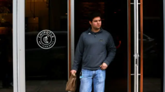 Un cliente a la salida de un local de Chipotle.