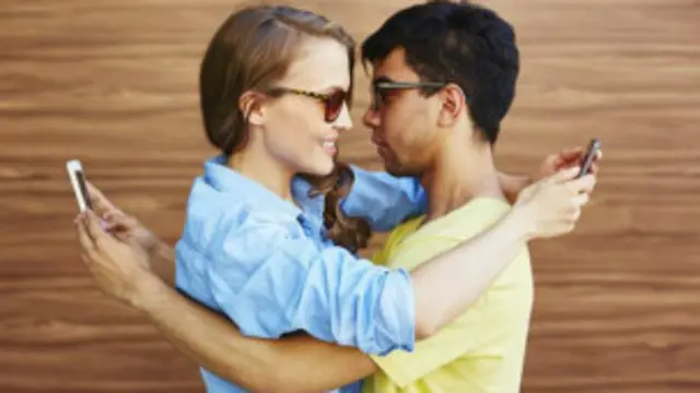 Pareja enviándose mensajes de texto