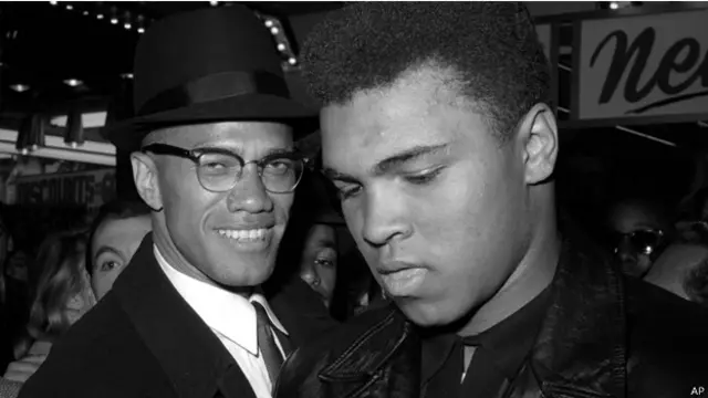 محمد علي مع الزعيم المسلم مالكولم اكس عام 1964. انضم محمد علي الى "أمة الاسلام" في تلك السنة