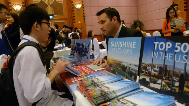 Học sinh trung học Việt Nam tham gia một buổi thông tin du học Mỹ