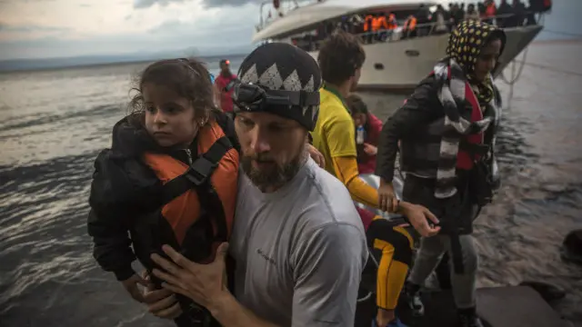 آلاف اللاجئين يسعون للدخول إلى الاتحاد الأوروبي من اليونان