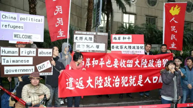 在第十届亚洲民主人权奖颁奖典礼会场外,人权团体抗议政府遣返中国“异议青年”王睿、陆宁、石坚、苏黔龙等四人回中国。