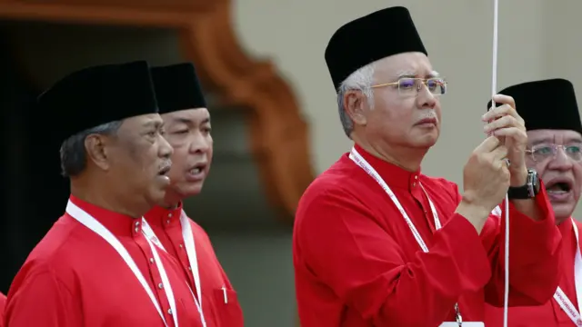 马来西亚总理纳吉（右二）出席政党周年大会