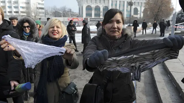 Qazaxıstanda sintetik materialdan hazırlanmış alt paltarlarının qadağan edilməsi əleyhinə etiraz aksiyası.