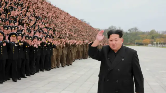 کیش شخصیت و اختیارات گسترده رهبر از مشخصات اصلی نظام حکومتی کره شمالی است