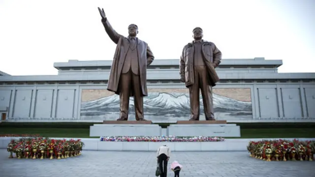 مجسمه های کیم ایل-سونگ (چپ) و کیم جونگ-ایل - کیم جونگ-اون گفته است اقدامات پدر بزرگش زمینه ساز پیشرفت تسلیحاتی کره شمالی شد