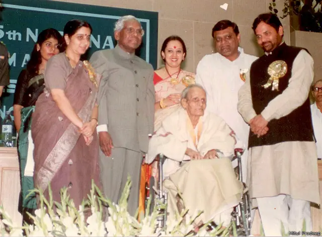 भाजपा नेता सुषमा स्वराज और पूर्व राष्ट्रपति के आर नारायनन के साथ कवि प्रदीप