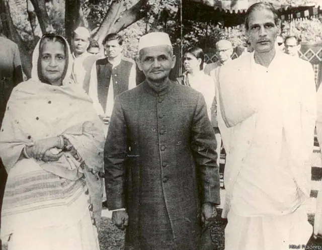 तत्कालीन प्रधानमंत्री लाल बहादुर शास्त्री के साथ कवि प्रदीप.