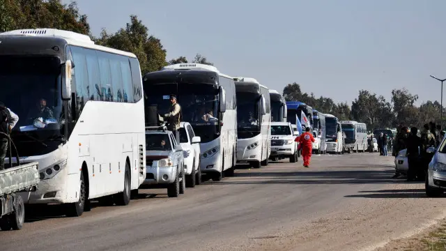 عدد الحافلات التي نقلت المقاتلين من حي الوعر في حمص وأسرهم إلى إدلب بلغ 15 حافلة