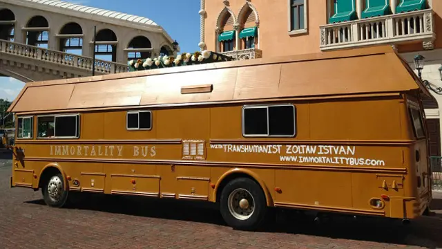Возможно, это не больше чем игра на публику, но Иштван вкладывает серьезный смысл в затею с "Автобусом бессмертия"