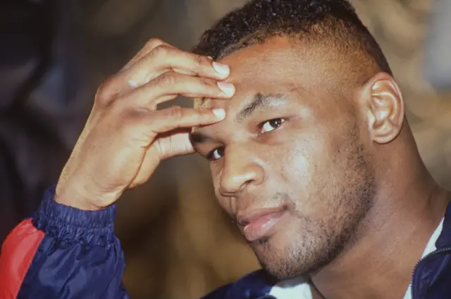 Conocido como "El hombre de hierro", Tyson fue campeón mundial peso pesado de boxeo indiscutido entre 19867 y 1990.