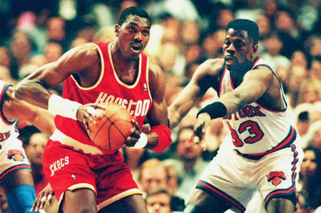 El gigante de Houston jugó con los Rockets 17 años, ganó el anillo de la NBA en 1994 y 1995 y fue el jugador más valioso de la liga en 1994.