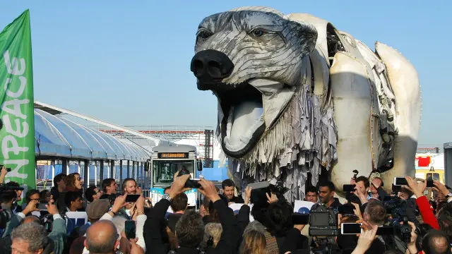 一头巨大的人控机器北极熊在巴黎气候大会会场入口处嗷嗷叫,呼吁强有力的减排和控制全球升温。