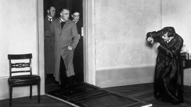 İskoç yazar Robert Louis Stevenson'un Dr Jekyll ve Bay Hyde adlı kitabından 1931'de tiyatroya uyarlanan oyundan bir sahne