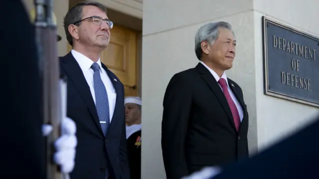 卡特（左）在五角大楼迎接黄永宏（右）（7/12/2015）