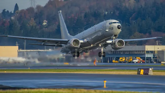 一架刚交付美国海军的P-8A海神反潜侦察机从西雅图波音公司厂区起飞（美国海军资料图片）