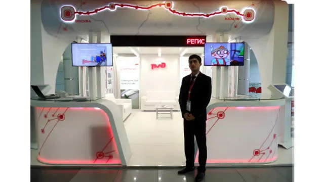 “喀山2”火车站内的高铁信息中心及其负责人库利耶夫（摄影：子川）