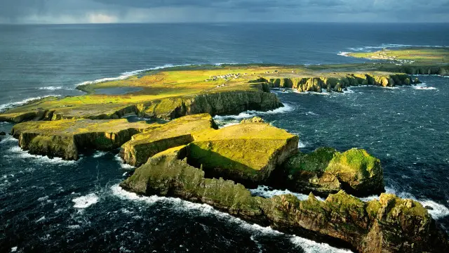 La costa salvaje y rocosa de Tory 
