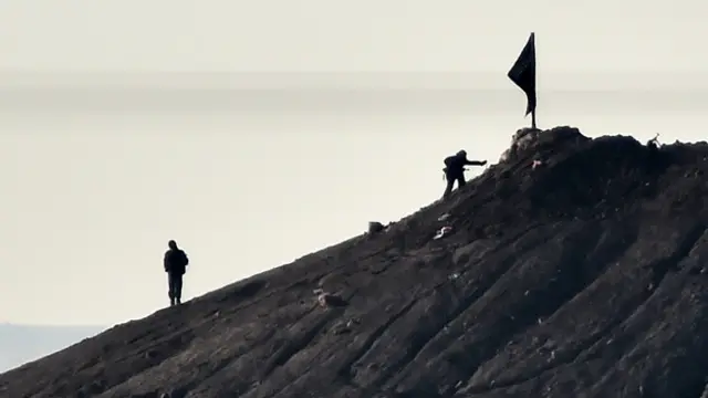 IŞİD Suriye'nin kuzeyinde Ayn el Arab'a bayrak dikiyor.