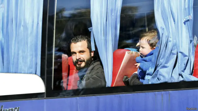 نقلت حافلات عشرات المدنيين ومقاتلي المعارضة خارج حي الوعر في حمص