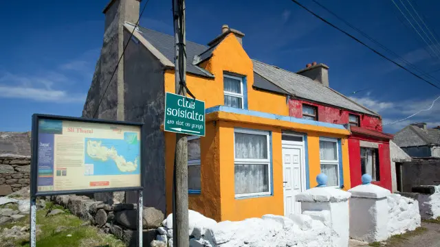 Casas coloridas en el pequeño pueblo de Tory 