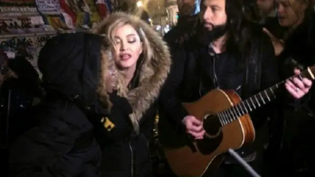 میڈونا نے تین مشہور گانے گائے جن میں ’گوسٹ ٹاؤن،‘ جان لینن کا ’امیجن‘ اور ’لائک ا پریئر‘ شامل تھے