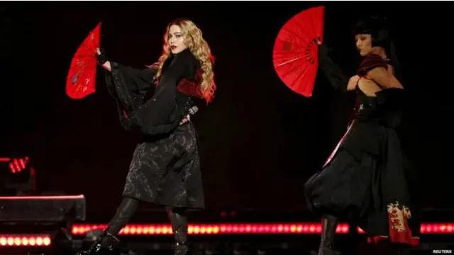 بدھ کو برسی کے علاقے میں اپنی کانسرٹ ختم ہونے پر انھوں نے ٹویٹ کی تھی کہ وہ پیرس حملوں کے ایک مقام ’پلاس دا لا رپبلیک‘ جا رہی ہیں