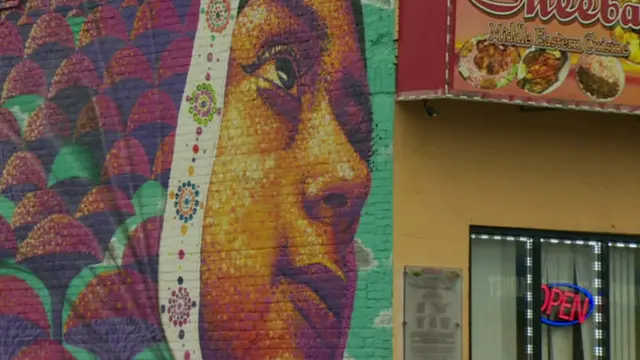 عربی اور بنگلہ زبان میں تحریر دکانوں کے سائن بورڈز اور حلال کھانا کھلانے والے ریستوراں ہر جگہ نظر آتے ہیں