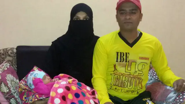 नवजात बच्ची के साथ मारिया और इरफ़ान.