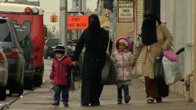 اپنے نئے مسکن اور پرانی جڑوں میں سے کسی ایک کا انتخاب کرنا کئی بار ان کی مجبوری ہوجاتی ہے