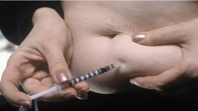 Una persona inyectándose la barriga