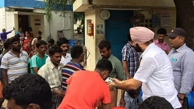 மக்கள் ஆங்காங்கே குழுக்களாக உதவிகளை முன்னெடுத்தனர்