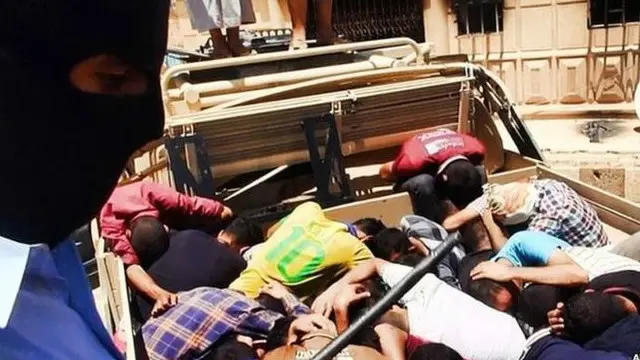 تفتیش کاروں کا کہنا ہے دونوں بھائیوں پر جون 2014 میں عراق کے شہر تکریت میں 11 افراد کے قتل کا شبہہ ہے