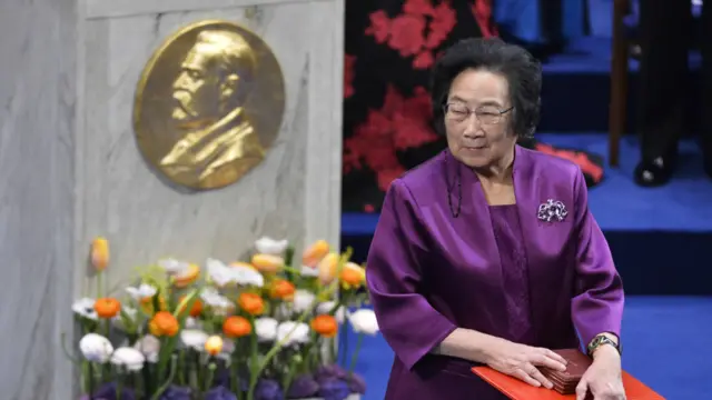 屠呦呦在斯德哥尔摩接受诺贝尔奖