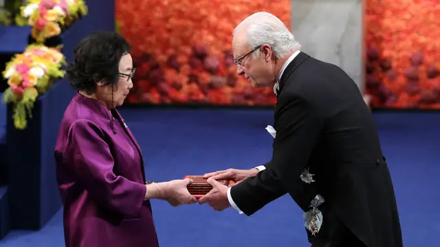 屠呦呦从瑞典国王手中接过诺贝尔奖章