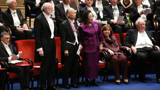 (自左至右)坎贝尔、大村智和屠呦呦在诺奖颁奖礼上