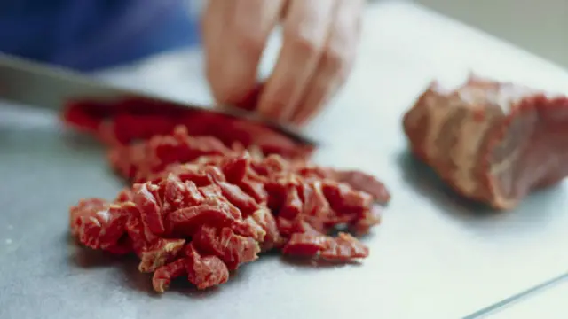 Da zarar an yanka nama a kan katokon dakin girki a wanke katon da wuri