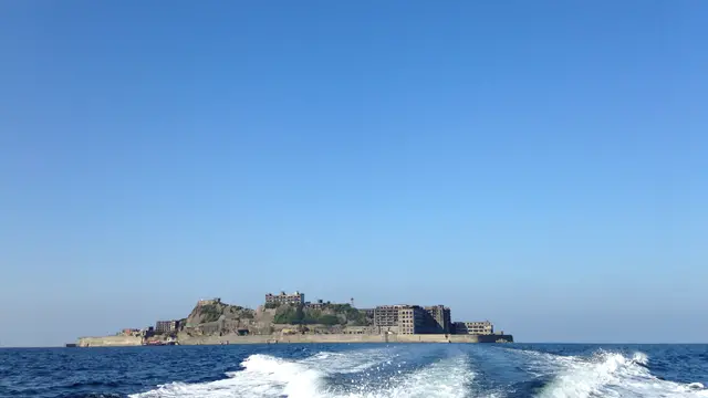 Đảo Hashima nằm cách cảng Nagasaki 19km, từ xa như một chiếc tàu chiến