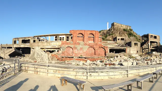 Tòa nhà màu đỏ từng là văn phòng trung tâm, với khu vực hành lang 100m duy nhất cho người tham quan bước vào