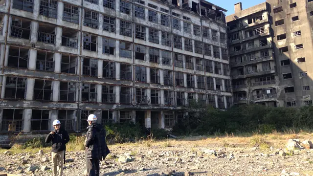 Sau lưng anh Mizuta là trường học trên đảo, với bảy tầng cho hai cấp học