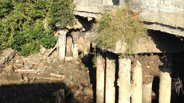 Móng của trường học đã lộ ra và ngập trong nước