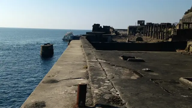 Hòn đảo được bao quanh hoàn toàn bằng đập bê tông chắn sóng