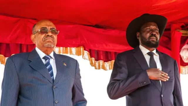 بشیر (چپ) و کییر، روسای جمهوری شمال و جنوب - اجرای قوانین شرعی یکی از عوامل تشدید اختلاف داخلی و تجزیه سودان بوده است