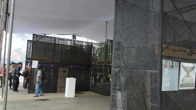 Penyekat ruangan adalah juga batang-batang besi, kawat, dan kain kasa.