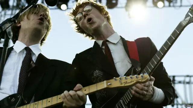 Arcade Fire dalam sebuah aksi panggungnya.