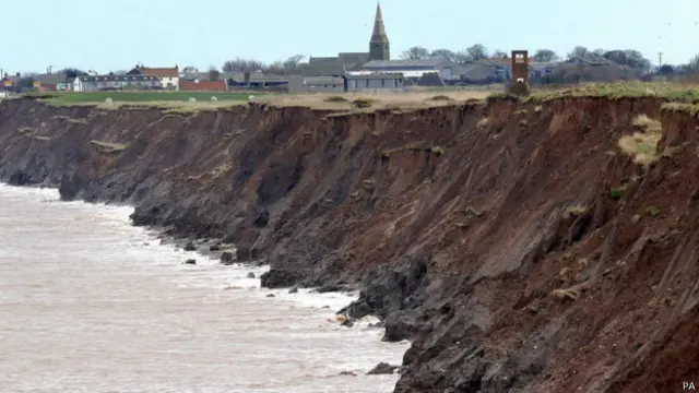 約克郡一段不斷退縮的海岸。英國環境署說，僅在英格蘭，全長2800英里的海岸線中，有1100英里面臨海潮侵蝕的威脅。
