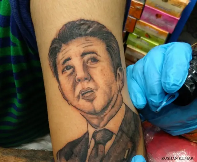 बाजुओं पर हैं 146 टैटू