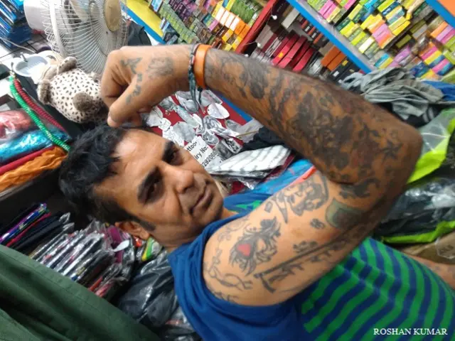 बाजुओं पर हैं 146 टैटू