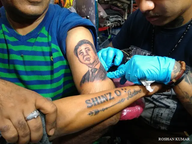 बाजुओं पर हैं 146 टैटू